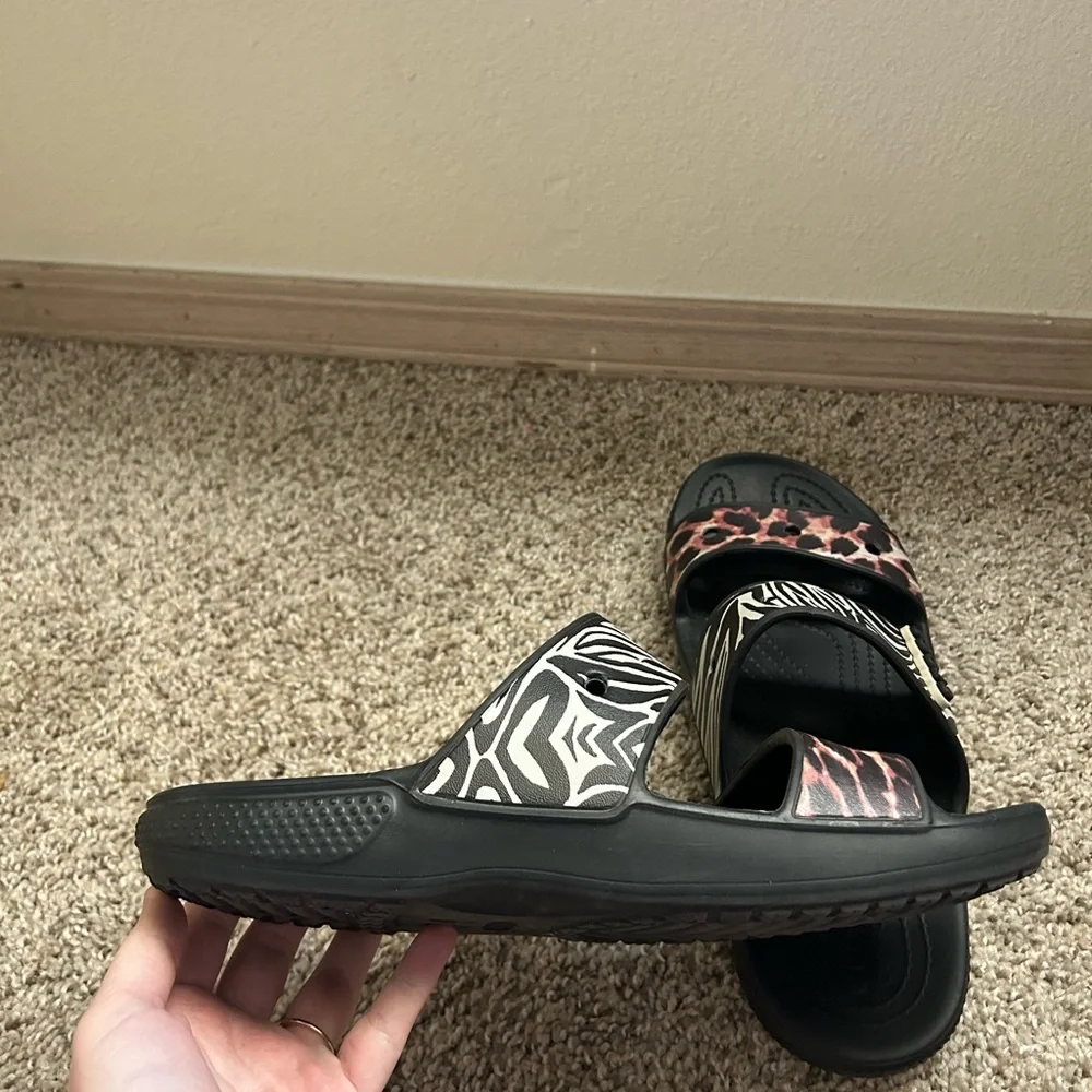 Crocs Unisex Classic Animal Remix Two-Strap Slide Sandals Women's 10 Men's 8 Blk - Picture 4 of 10